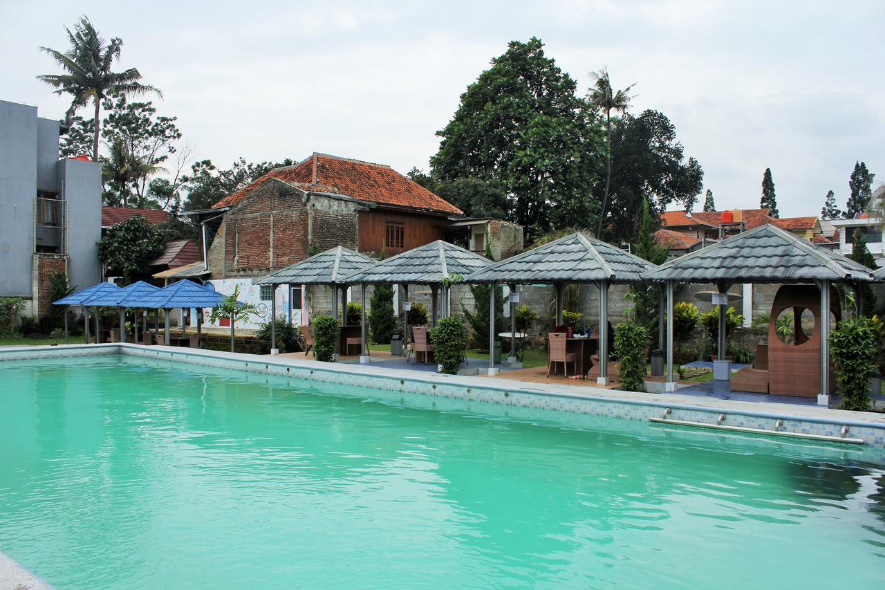 RedDoorz Hostel @ Dago 2 Bandung Buitenkant foto