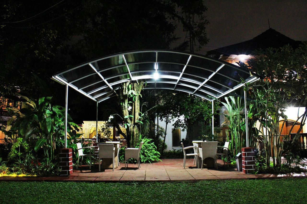 RedDoorz Hostel @ Dago 2 Bandung Buitenkant foto