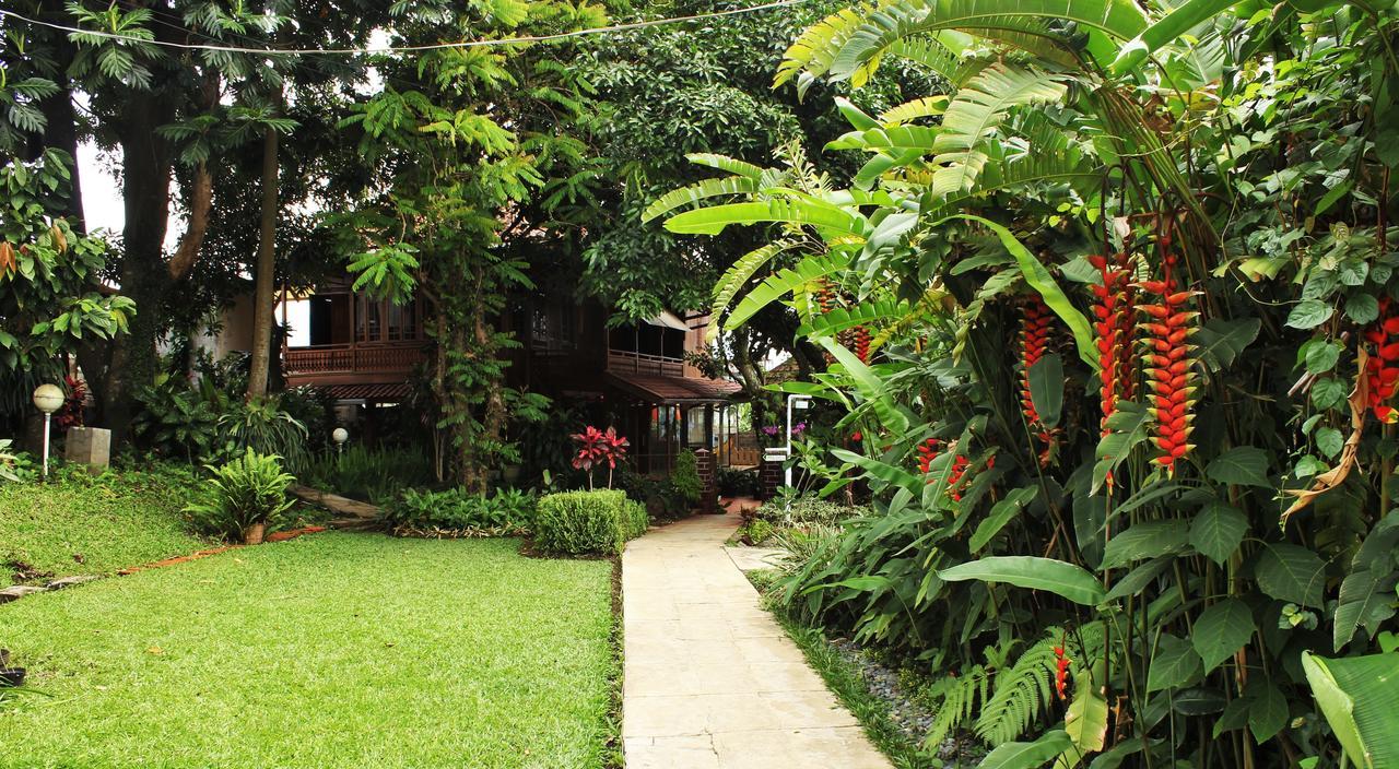 RedDoorz Hostel @ Dago 2 Bandung Buitenkant foto