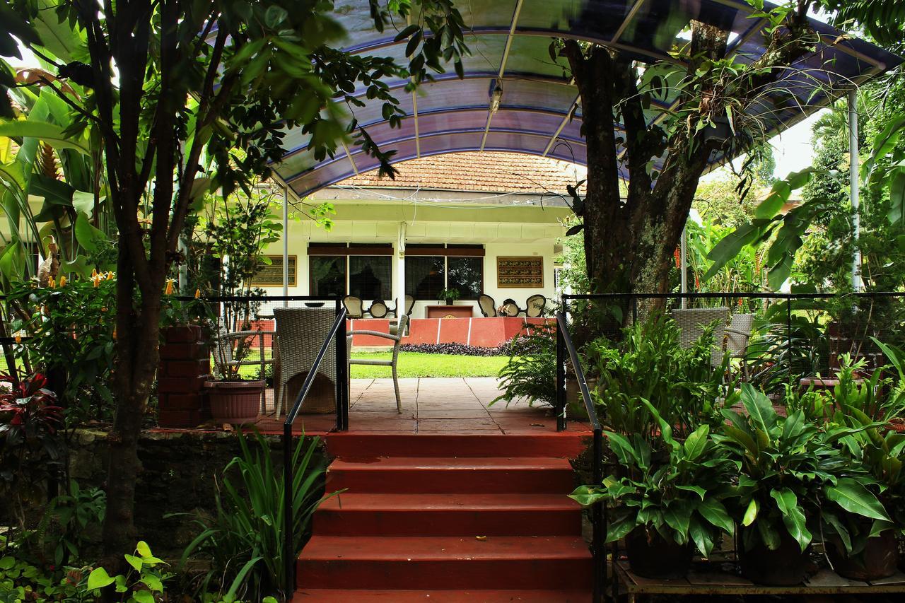 RedDoorz Hostel @ Dago 2 Bandung Buitenkant foto