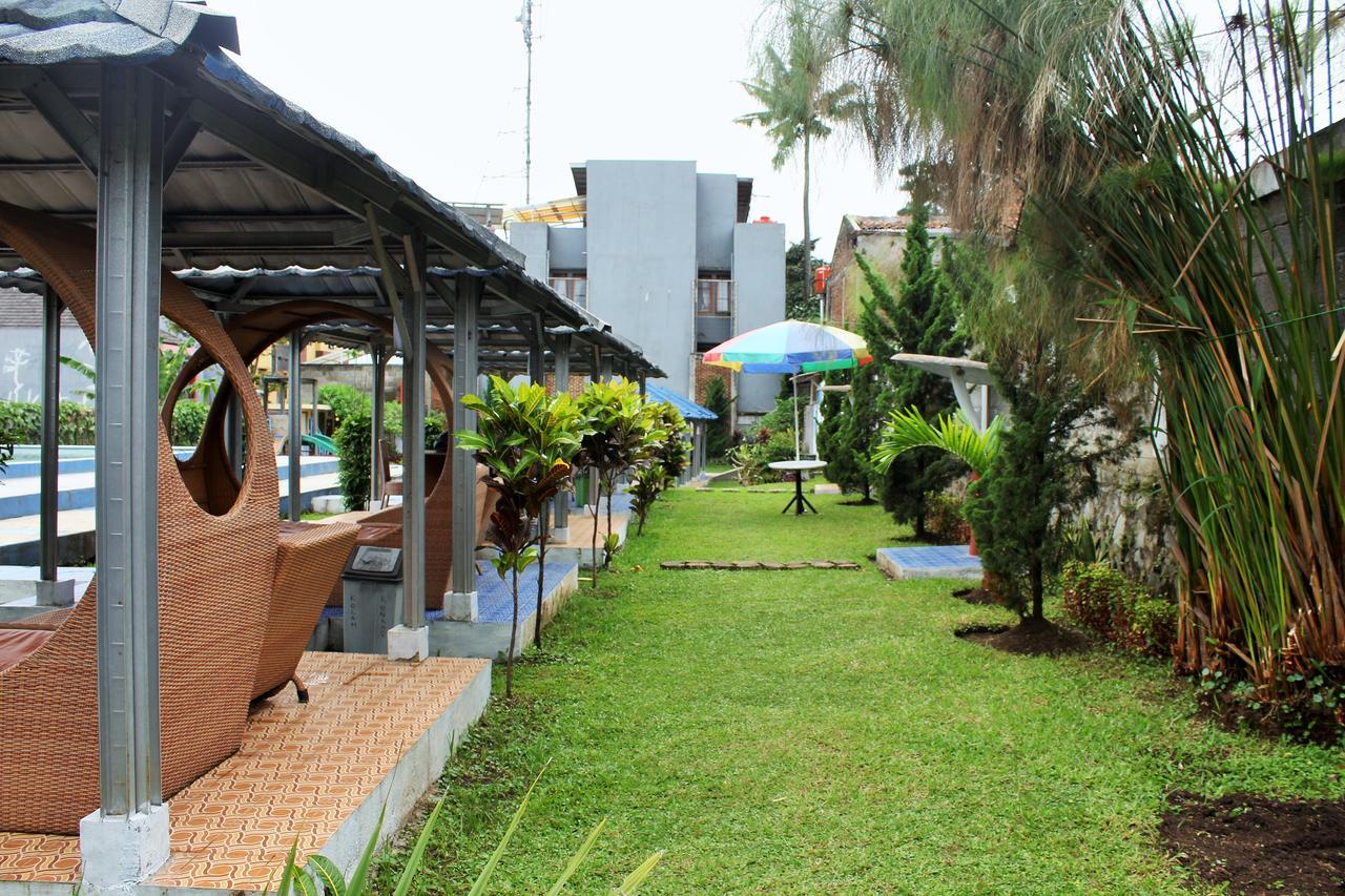 RedDoorz Hostel @ Dago 2 Bandung Buitenkant foto
