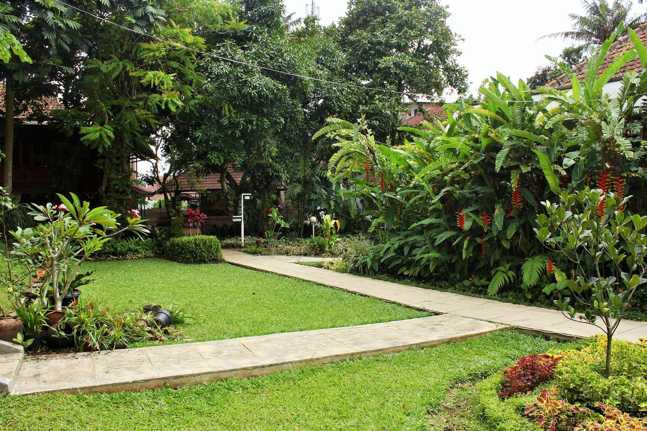 RedDoorz Hostel @ Dago 2 Bandung Buitenkant foto
