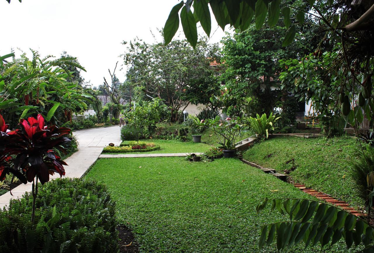 RedDoorz Hostel @ Dago 2 Bandung Buitenkant foto