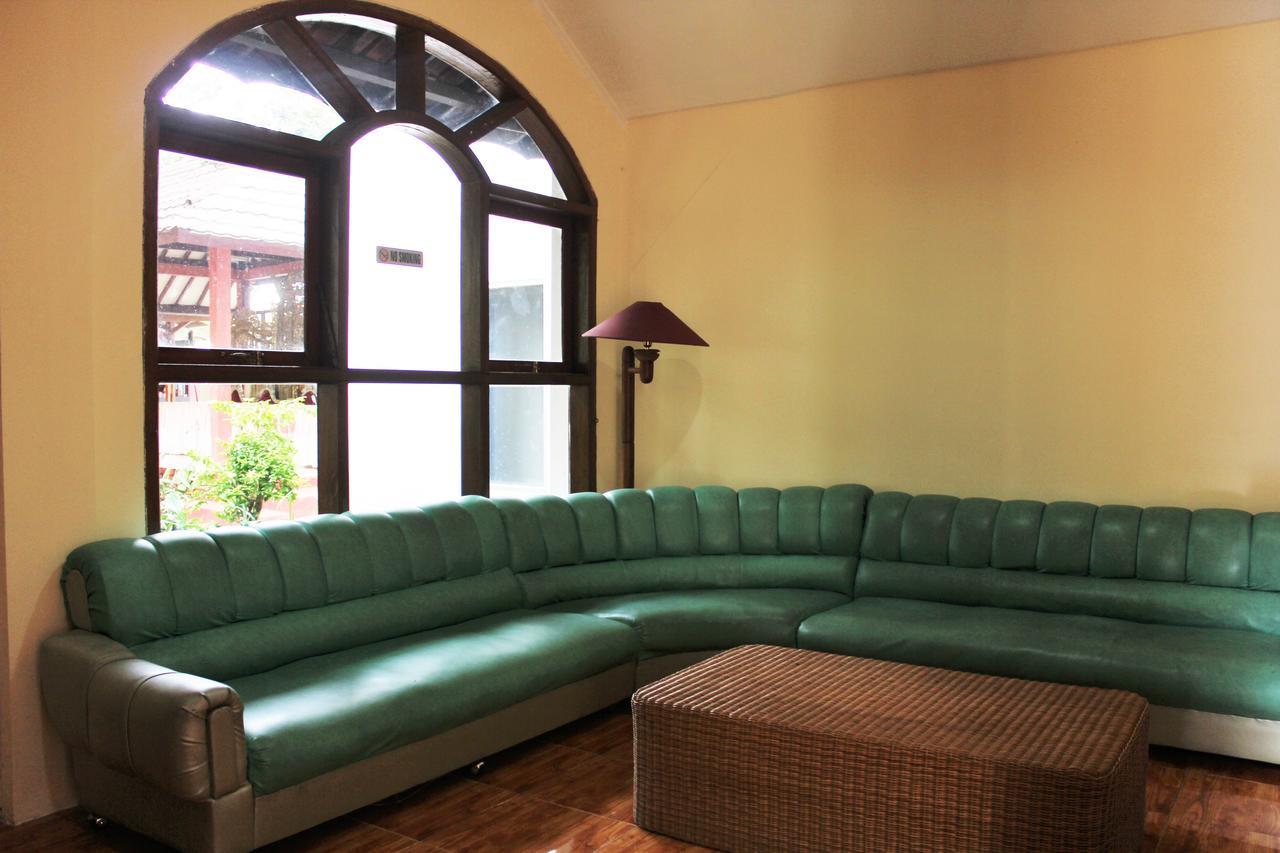 RedDoorz Hostel @ Dago 2 Bandung Buitenkant foto