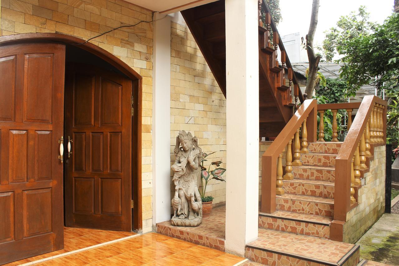 RedDoorz Hostel @ Dago 2 Bandung Buitenkant foto