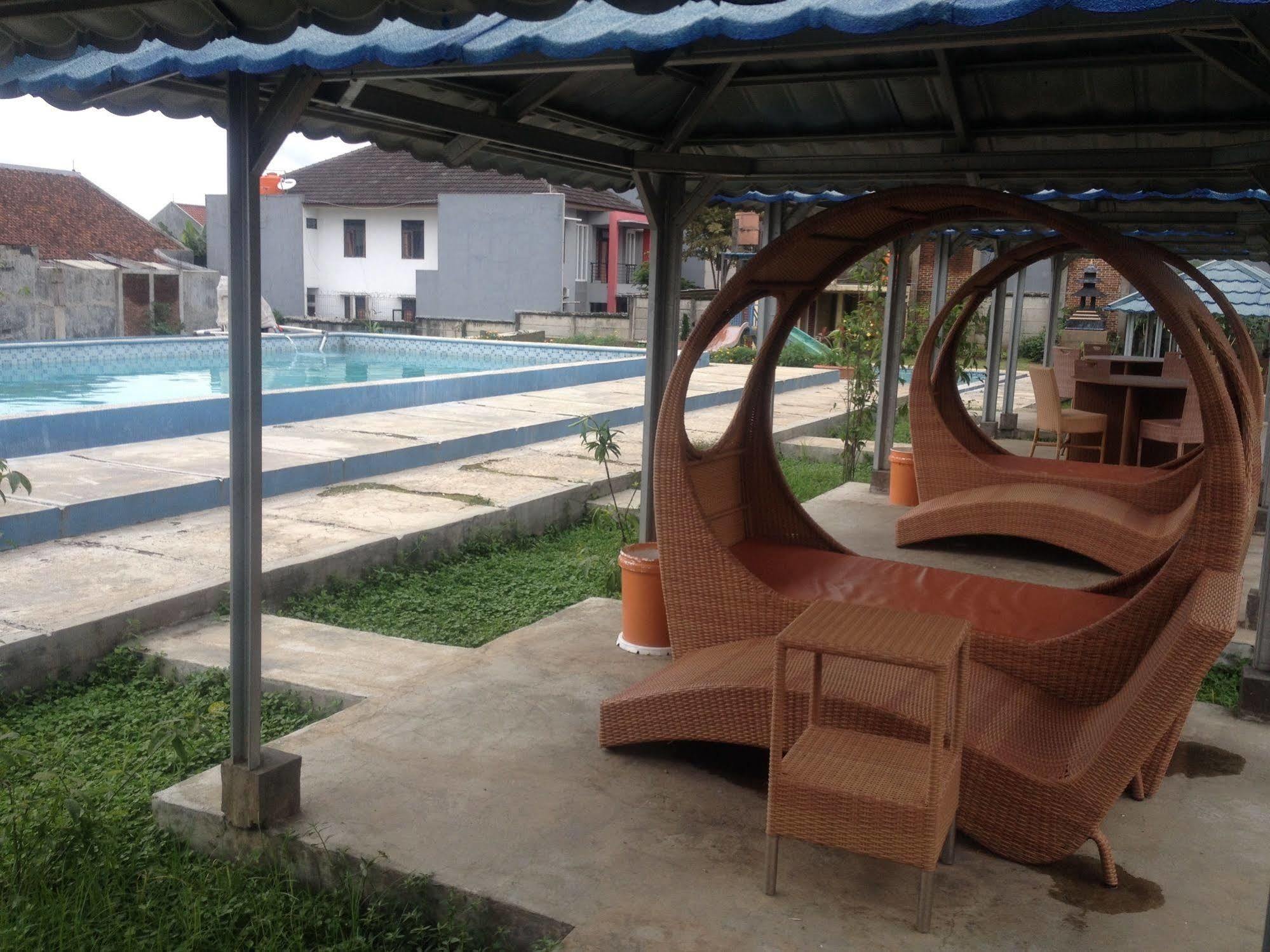 RedDoorz Hostel @ Dago 2 Bandung Buitenkant foto