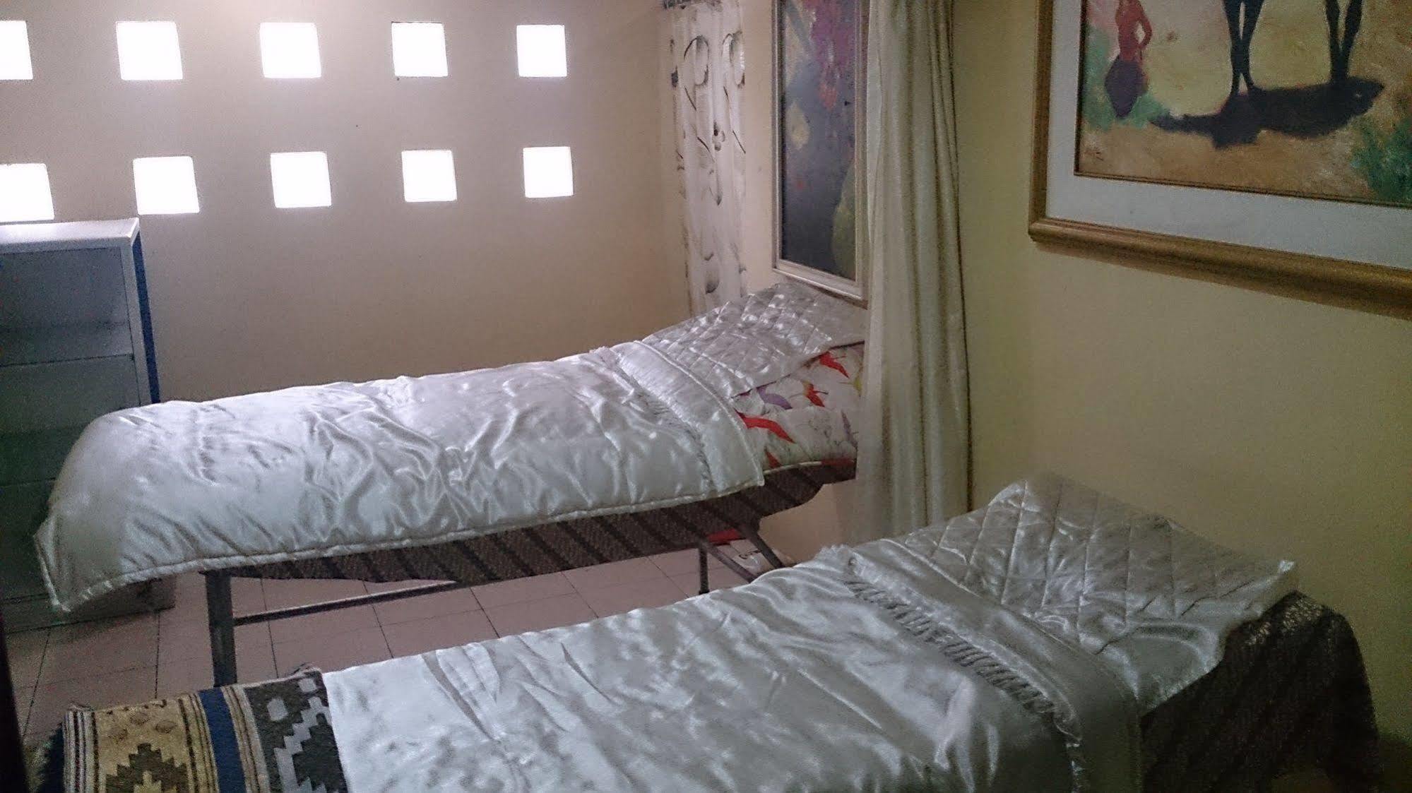 RedDoorz Hostel @ Dago 2 Bandung Buitenkant foto