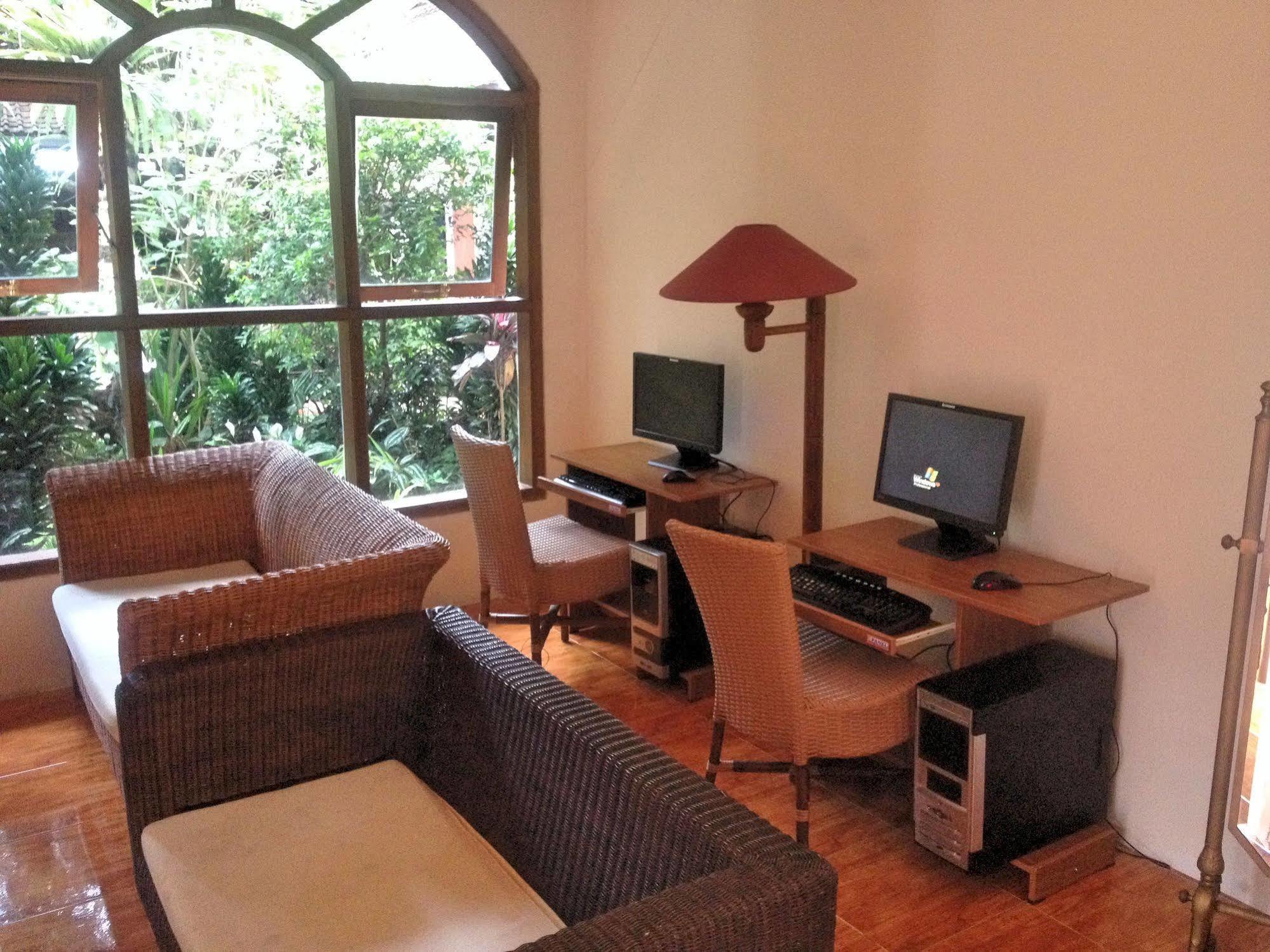 RedDoorz Hostel @ Dago 2 Bandung Buitenkant foto