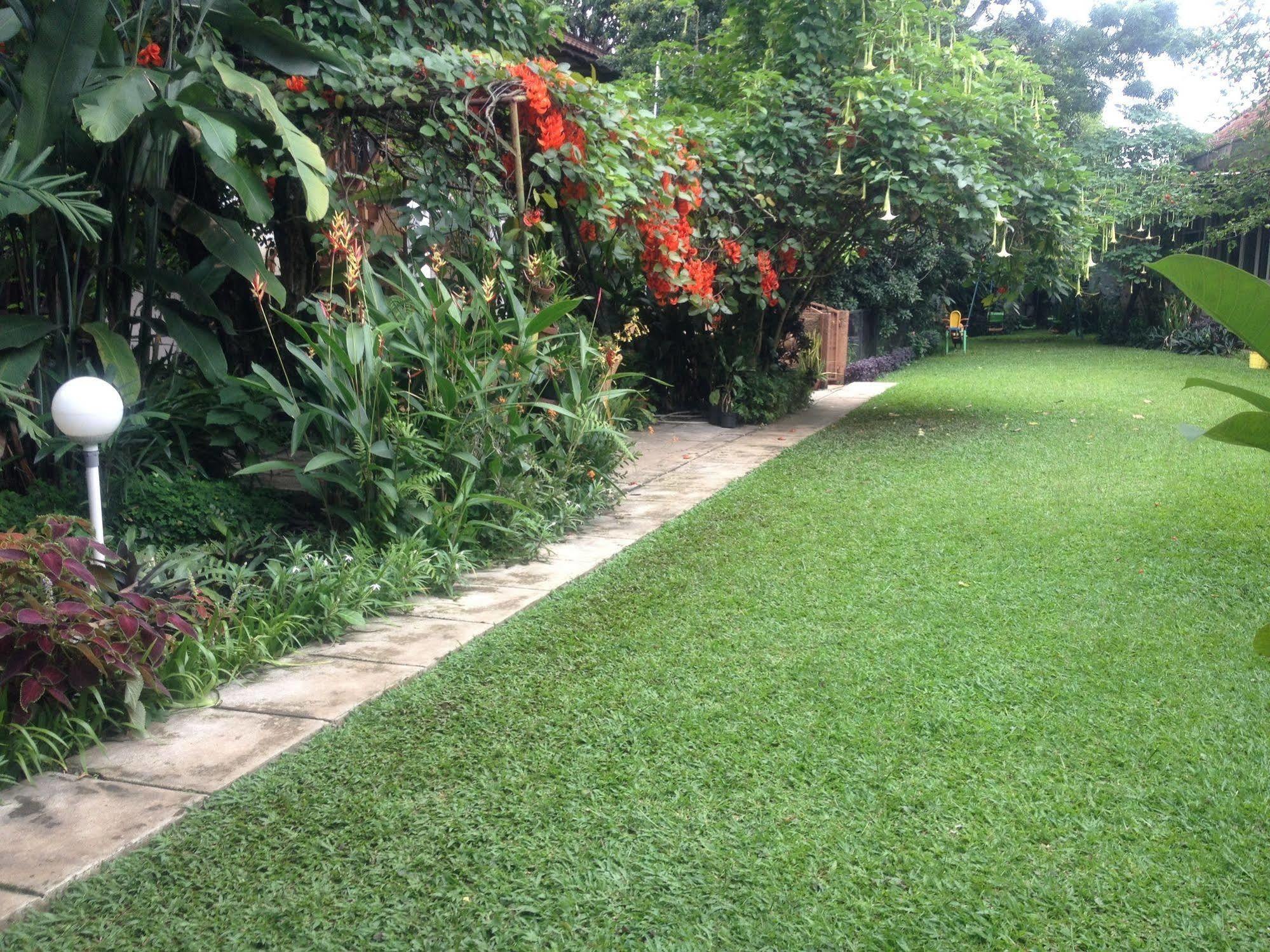 RedDoorz Hostel @ Dago 2 Bandung Buitenkant foto