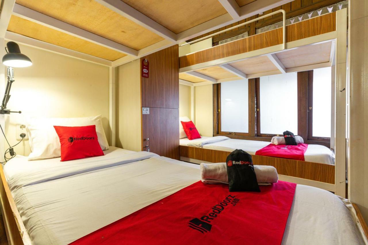 RedDoorz Hostel @ Dago 2 Bandung Buitenkant foto