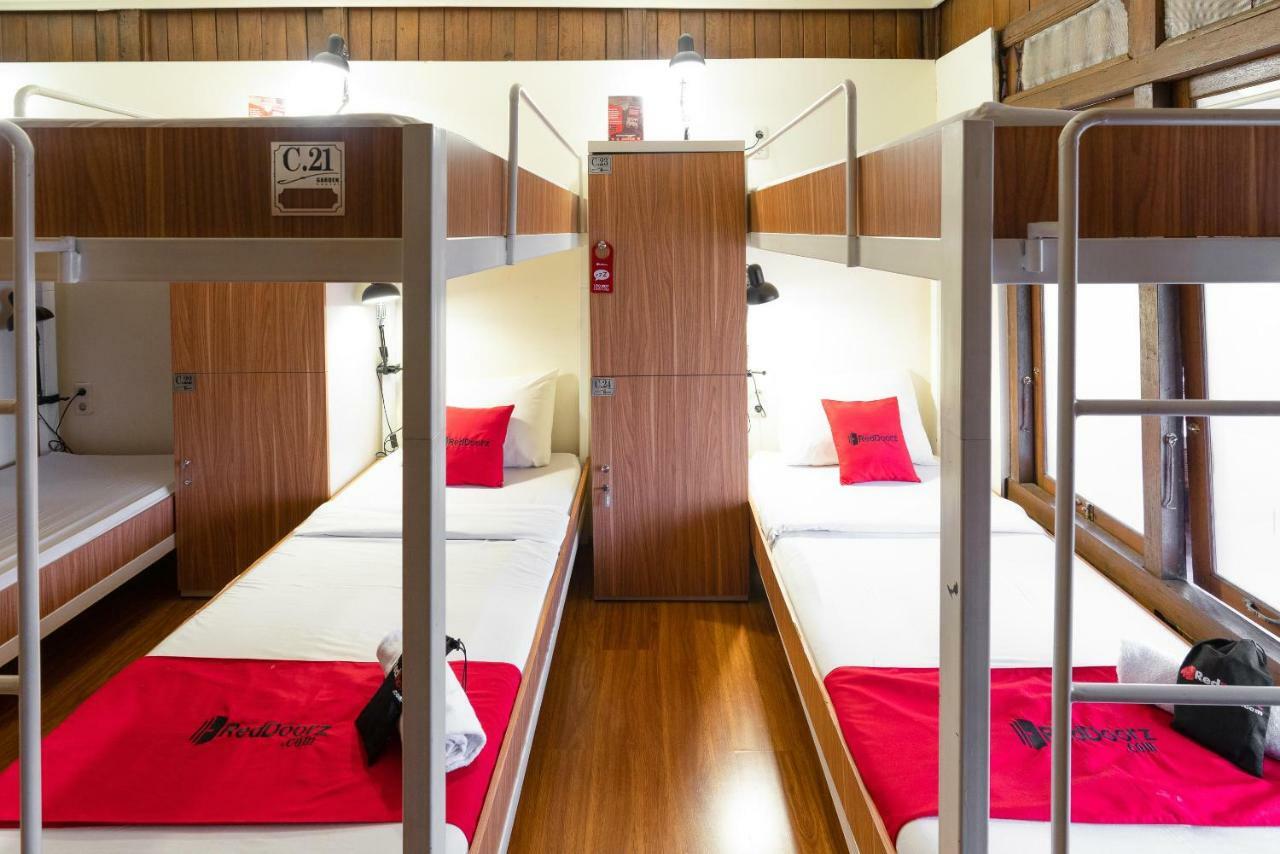 RedDoorz Hostel @ Dago 2 Bandung Buitenkant foto